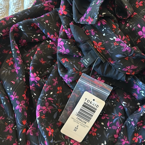 Torrid Floral Top NWT - Picture 3 of 3